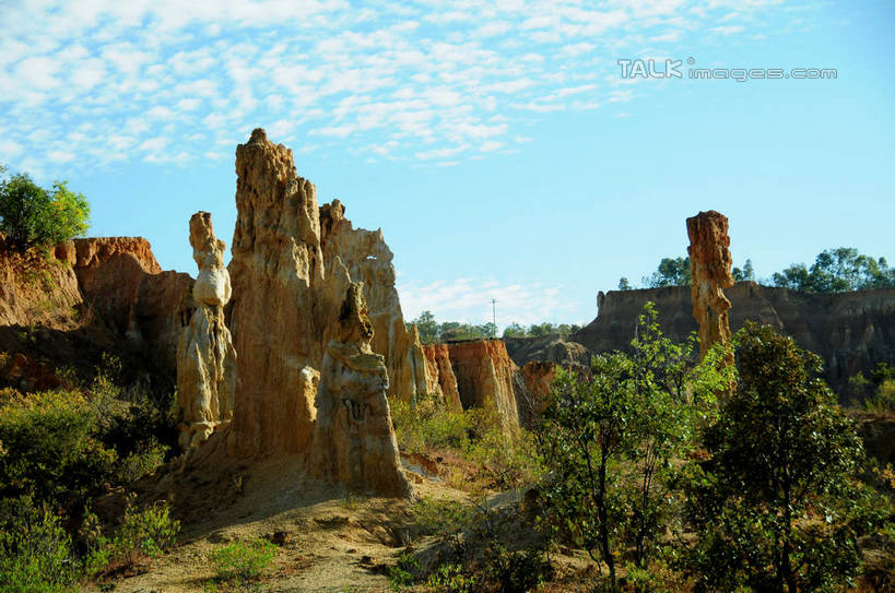 无人,横图,室外,白天,正面,旅游,度假,石头,美景,山,山脉,植物,中国,亚洲,阴影,光线,石子,影子,景观,山峰,云,云朵,山峦,云彩,娱乐,云南,树,树木,蓝色,绿色,白云,蓝天,天空,阳光,自然,群山,天,享受,休闲,景色,放松,生长,晴朗,成长,自然风光,东亚,土林,元谋土林,云南省,元谋县,中华人民共和国,西南地区,滇,楚雄,楚雄州,楚雄彝族自治州,石块,岩石,晴空,彩图,元谋,shsgf1