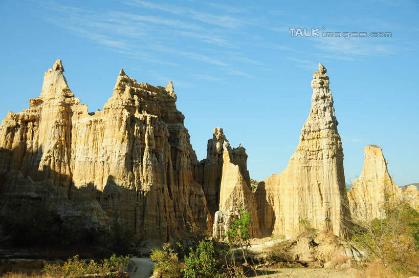 无人,横图,室外,白天,仰视,旅游,度假,石头,美景,山,山脉,植物,中国,亚洲,阴影,光线,石子,影子,景观,山峰,云,云朵,山峦,云彩,娱乐,云南,树,树木,蓝色,绿色,白云,蓝天,天空,阳光,自然,群山,天,享受,休闲,景色,放松,生长,晴朗,成长,自然风光,东亚,土林,元谋土林,云南省,元谋县,中华人民共和国,西南地区,滇,楚雄,楚雄州,楚雄彝族自治州,石块,岩石,晴空,彩图,低角度拍摄,元谋,shsgf1