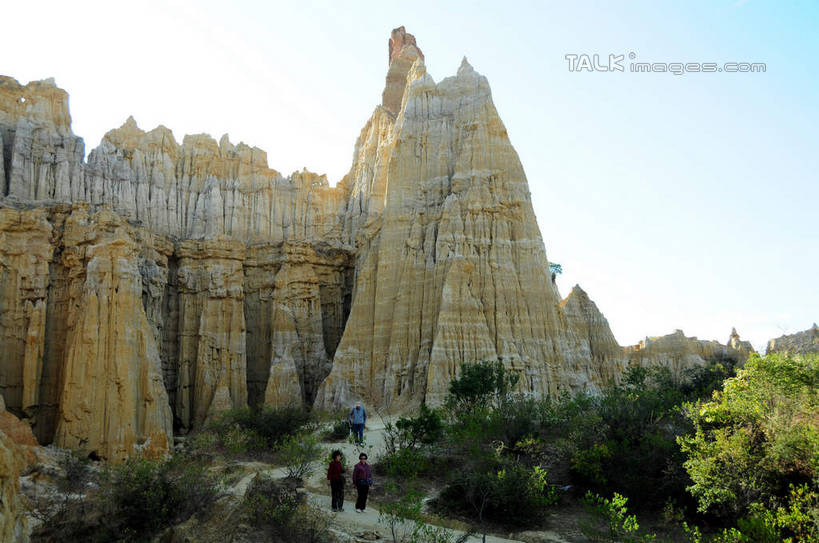 无人,横图,室外,白天,仰视,旅游,度假,石头,美景,山,山脉,植物,中国,亚洲,阴影,光线,石子,影子,景观,山峰,云,云朵,山峦,云彩,娱乐,云南,树,树木,蓝色,绿色,白云,蓝天,天空,阳光,自然,群山,天,享受,休闲,景色,放松,生长,晴朗,成长,自然风光,东亚,土林,元谋土林,云南省,元谋县,中华人民共和国,西南地区,滇,楚雄,楚雄州,楚雄彝族自治州,石块,岩石,晴空,彩图,低角度拍摄,元谋,shsgf1