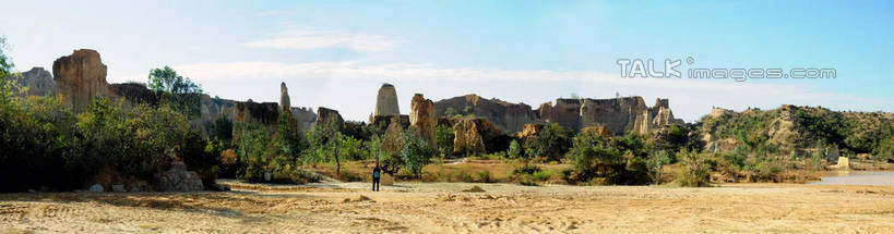 无人,横图,室外,白天,正面,旅游,度假,石头,美景,山,山脉,植物,中国,亚洲,阴影,光线,石子,影子,景观,山峰,云,云朵,山峦,云彩,娱乐,云南,树,树木,蓝色,绿色,白云,蓝天,天空,阳光,自然,群山,天,享受,休闲,景色,放松,生长,晴朗,成长,自然风光,东亚,土林,云南省,元谋县,中华人民共和国,西南地区,滇,楚雄,楚雄州,楚雄彝族自治州,石块,岩石,晴空,彩图,浪巴铺土林,新华土林,新华乡,元谋,shsgf1