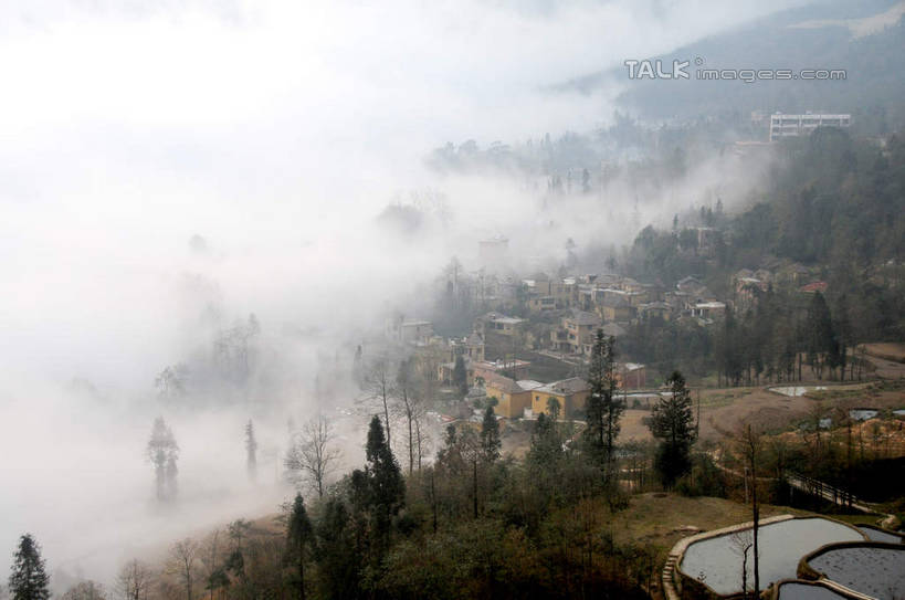 无人,家,农田,横图,俯视,航拍,室外,白天,旅游,度假,庄稼,梯田,农作物,美景,山,山脉,植物,雾,中国,亚洲,朦胧,模糊,曲折,弯曲,房屋,屋子,景观,山峰,山峦,娱乐,楼房,云南,住宅,树,树木,绿色,自然,群山,享受,休闲,景色,放松,蜿蜒,生长,成长,迷雾,鸟瞰,自然风光,东亚,元阳,云南省,多依树村,中华人民共和国,西南地区,滇,红河,红河州,红河哈尼族彝族自治州,元阳县,大雾,彩图,高角度拍摄,耕地,庄稼田,房子,胜村,shsgf1