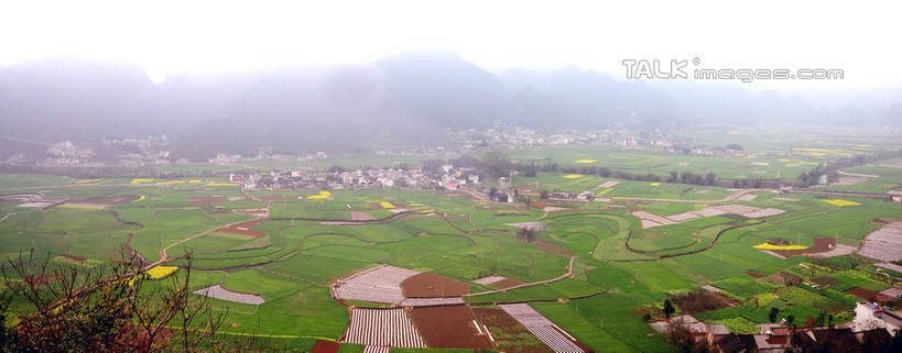 无人,家,农田,横图,俯视,航拍,室外,白天,旅游,度假,庄稼,农作物,草地,草坪,美景,山,山脉,植物,雾,中国,亚洲,朦胧,模糊,房屋,屋子,景观,山峰,山峦,娱乐,楼房,住宅,草,树,树木,绿色,天空,自然,群山,天,享受,休闲,景色,放松,生长,成长,迷雾,鸟瞰,自然风光,东亚,贵州,贵州省,万峰林,兴义市,马岭河峡谷,中华人民共和国,黔,西南地区,黔西南,黔西南州,黔西南布依族苗族自治州,大雾,彩图,高角度拍摄,耕地,庄稼田,房子,马岭河大峡谷,兴义,shsgf1