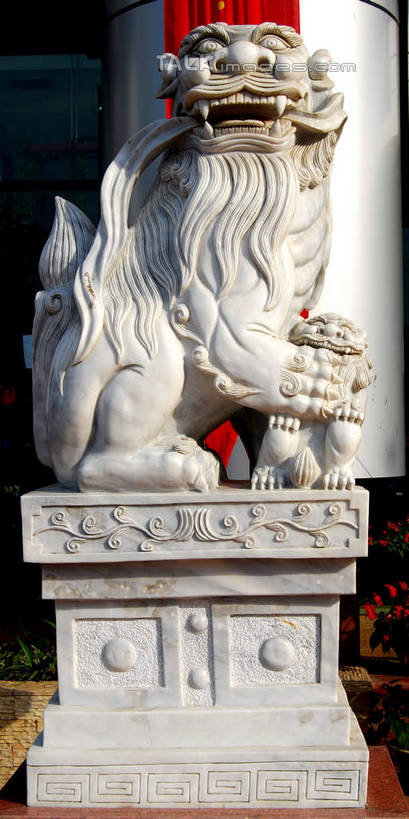 无人,竖图,室外,白天,正面,旅游,度假,标志建筑,地标,建筑,哺乳动物,野生动物,狮子,雕塑,越南,亚洲,阴影,辟邪,艺术,装饰,光线,雕刻,雕像,影子,文化,娱乐,建设,石雕,阳光,动物,工艺品,石狮,祈祷,享受,休闲,健康,旅游胜地,放松,许愿,东南亚,纪念,祈求,美术,主题,凶猛,陈列,越南社会主义共和国,功能,美学,驱邪,祛邪,避邪,守护神,残暴,平安,凶残,彩图,老街省,shsgf1