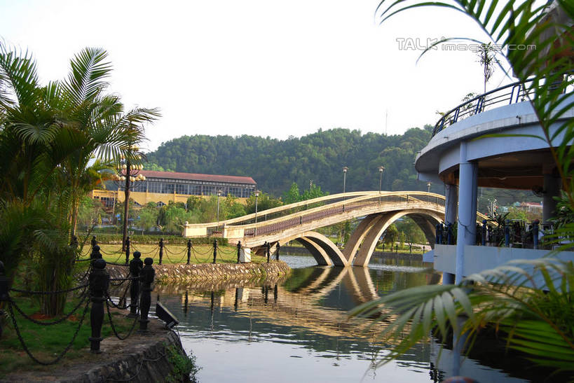 无人,家,横图,室外,白天,正面,旅游,度假,河流,石头,美景,水,植物,城市风光,城市,建筑,越南,亚洲,波纹,石子,房屋,屋子,河水,景观,水流,公寓,桥,涟漪,娱乐,建设,石桥,洋房,楼房,拱桥,住宅,栈桥,树,树木,蓝色,绿色,倒影,蓝天,水纹,天空,自然,波浪,天,享受,休闲,景色,放松,东南亚,拱形,生长,晴朗,成长,人行桥,石拱桥,倒映,万里无云,越南社会主义共和国,水晕,反照,石块,晴空,晴空万里,彩图,房子,老街省,shsgf1