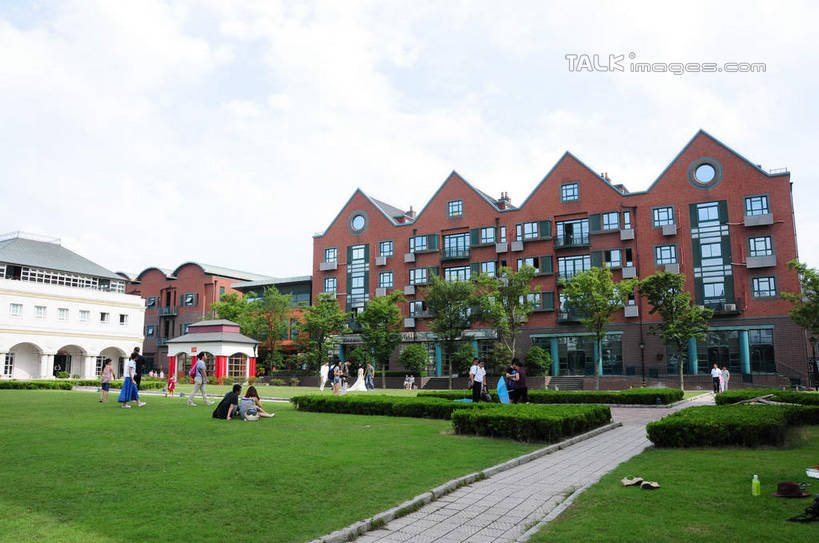 无人,家,横图,室外,白天,仰视,旅游,度假,草地,草坪,美景,植物,别墅,城市风光,城市,建筑,上海,中国,亚洲,房屋,屋子,景观,公寓,娱乐,建设,洋房,楼房,住宅,草,树,树木,绿色,天空,自然,天,享受,休闲,景色,放松,泰晤士小镇,生长,成长,申,东亚,松江区,上海市,松江新城,中华人民共和国,沪,华东地区,彩图,低角度拍摄,房子,shsgf1