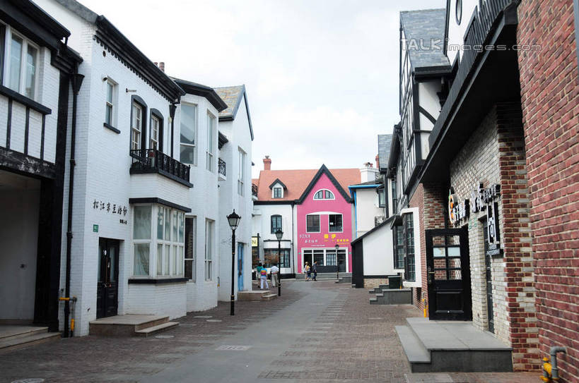 无人,家,横图,室外,白天,仰视,旅游,度假,美景,别墅,城市风光,城市,道路,建筑,路,路灯,照明,上海,中国,亚洲,房屋,屋子,景观,公寓,小路,灯光,交通,娱乐,建设,洋房,楼房,住宅,灯,天空,天,享受,休闲,景色,放松,泰晤士小镇,照亮,申,照明设备,东亚,松江区,上海市,松江新城,中华人民共和国,沪,华东地区,彩图,低角度拍摄,房子,shsgf1