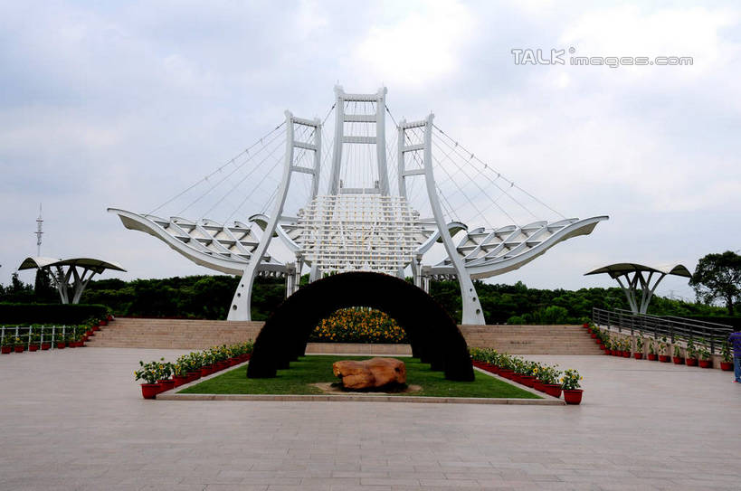 帆船,无人,公园,横图,室外,白天,正面,度假,草地,草坪,美景,植物,城市风光,标志建筑,城市,地标,建筑,船,雕塑,上海,中国,亚洲,艺术,装饰,盛开,雕刻,雕像,景观,云,云朵,花蕾,云彩,娱乐,建设,草,花,花瓣,花朵,鲜花,树,树木,蓝色,绿色,白云,蓝天,天空,自然,工艺品,交通工具,天,花苞,花蕊,享受,休闲,景色,放松,生长,晴朗,成长,纪念,美术,申,载具,主题,陈列,东亚,闵行区,上海市,闵行体育公园,中华人民共和国,沪,华东地区,功能,美学,晴空,彩图,shsgf1