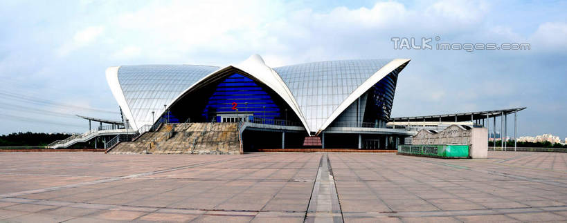 无人,公园,横图,室外,白天,正面,度假,美景,植物,城市风光,标志建筑,城市,地标,建筑,上海,中国,亚洲,景观,云,云朵,云彩,娱乐,建设,树,树木,蓝色,绿色,白云,蓝天,天空,自然,天,享受,休闲,景色,放松,生长,晴朗,成长,申,东亚,闵行区,上海市,闵行体育公园,中华人民共和国,沪,华东地区,晴空,彩图,shsgf1