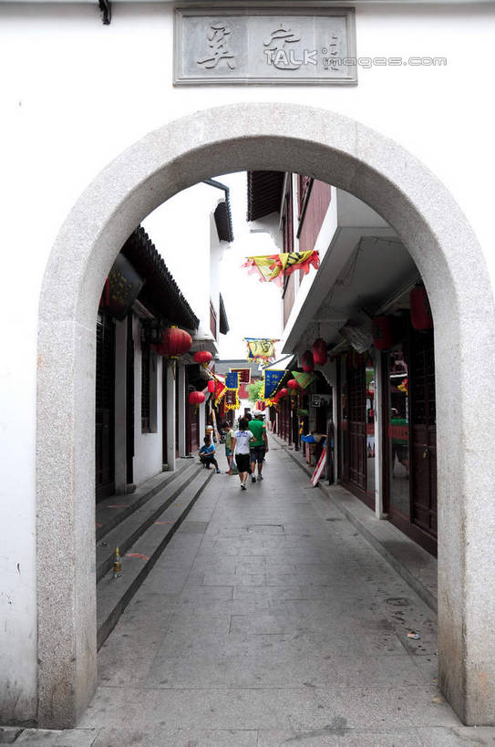 东方人,家,走,竖图,室外,白天,正面,旅游,度假,名胜古迹,门,标志建筑,地标,建筑,照明,上海,中国,亚洲,行人,游客,游人,服装,遗迹,灯笼,纸灯笼,房屋,墙,屋子,拱门,许多人,休闲装,黄种人,古迹,文物,娱乐,建设,古建筑,楼房,路人,旅客,墙壁,墙面,住宅,衣服,灯具,门框,一群人,享受,休闲,休闲服,旅游胜地,放松,服饰,照亮,申,照明设备,古文明,东亚,闵行区,上海市,浦江镇,召稼楼,中华人民共和国,沪,华东地区,过客,男人,男性,年轻男性,年轻女性,女人,女性,亚洲人,步行,散步,走路,彩图,全身,房子,shsgf1