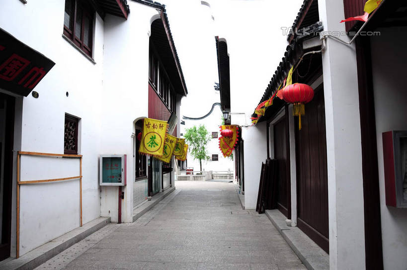 无人,家,横图,室外,白天,正面,旅游,度假,名胜古迹,标志建筑,地标,建筑,照明,上海,中国,亚洲,吊挂,悬挂,遗迹,标志,灯笼,文字,纸灯笼,字符,房屋,墙,屋子,挂,古迹,文物,娱乐,标识,建设,古建筑,楼房,墙壁,墙面,住宅,灯具,享受,休闲,汉字,旅游胜地,放松,照亮,申,照明设备,中文,古文明,东亚,闵行区,上海市,浦江镇,召稼楼,中华人民共和国,沪,华东地区,国文,华文,彩图,房子,shsgf1