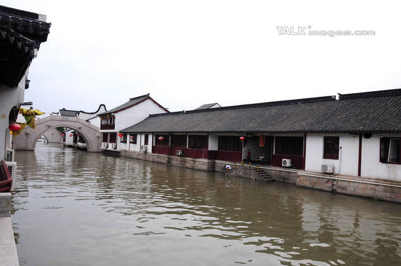 无人,家,横图,室外,白天,正面,旅游,度假,河流,石头,名胜古迹,水,植物,标志建筑,地标,建筑,照明,上海,中国,亚洲,波纹,遗迹,灯笼,石子,纸灯笼,房屋,屋子,河水,水流,桥,涟漪,古迹,文物,娱乐,建设,古建筑,石桥,楼房,拱桥,住宅,栈桥,树,树木,绿色,倒影,水纹,天空,自然,灯具,波浪,天,享受,休闲,旅游胜地,放松,拱形,生长,成长,人行桥,石拱桥,照亮,申,倒映,照明设备,古文明,东亚,闵行区,上海市,浦江镇,召稼楼,中华人民共和国,沪,华东地区,水晕,反照,石块,彩图,房子,shsgf1