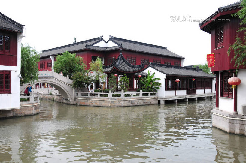 无人,家,横图,室外,白天,正面,旅游,度假,河流,石头,名胜古迹,水,植物,标志建筑,地标,建筑,照明,上海,中国,亚洲,波纹,遗迹,灯笼,石子,纸灯笼,房屋,屋子,河水,水流,桥,涟漪,古迹,文物,娱乐,建设,古建筑,石桥,楼房,拱桥,住宅,栈桥,树,树木,绿色,倒影,水纹,天空,自然,灯具,波浪,天,享受,休闲,旅游胜地,放松,拱形,生长,成长,人行桥,石拱桥,照亮,申,倒映,照明设备,古文明,东亚,闵行区,上海市,浦江镇,召稼楼,中华人民共和国,沪,华东地区,水晕,反照,石块,彩图,房子,shsgf1