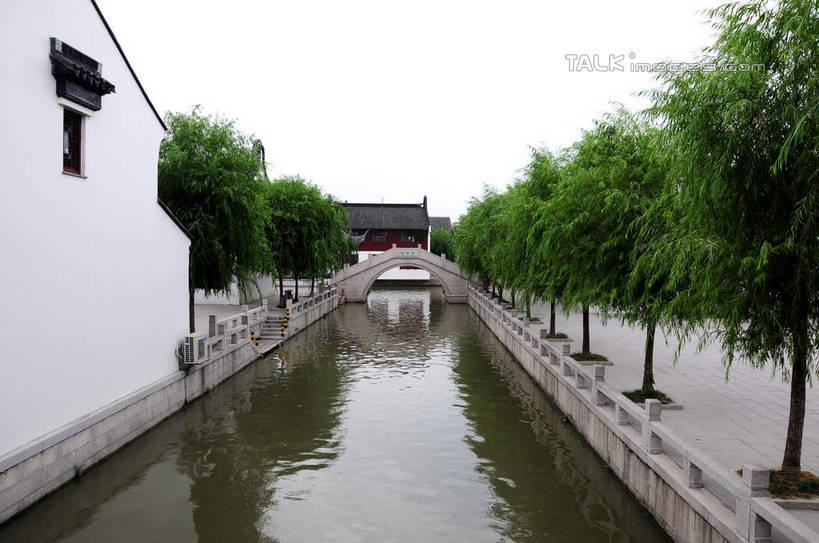 无人,家,横图,俯视,室外,白天,旅游,度假,河流,石头,名胜古迹,水,植物,标志建筑,地标,建筑,上海,中国,亚洲,波纹,遗迹,石子,房屋,屋子,河水,水流,桥,涟漪,古迹,文物,娱乐,建设,古建筑,石桥,楼房,拱桥,住宅,栈桥,树,树木,绿色,倒影,水纹,天空,自然,波浪,天,享受,休闲,旅游胜地,放松,拱形,生长,成长,人行桥,石拱桥,申,倒映,古文明,东亚,闵行区,上海市,浦江镇,召稼楼,中华人民共和国,沪,华东地区,水晕,反照,石块,彩图,高角度拍摄,房子,shsgf1