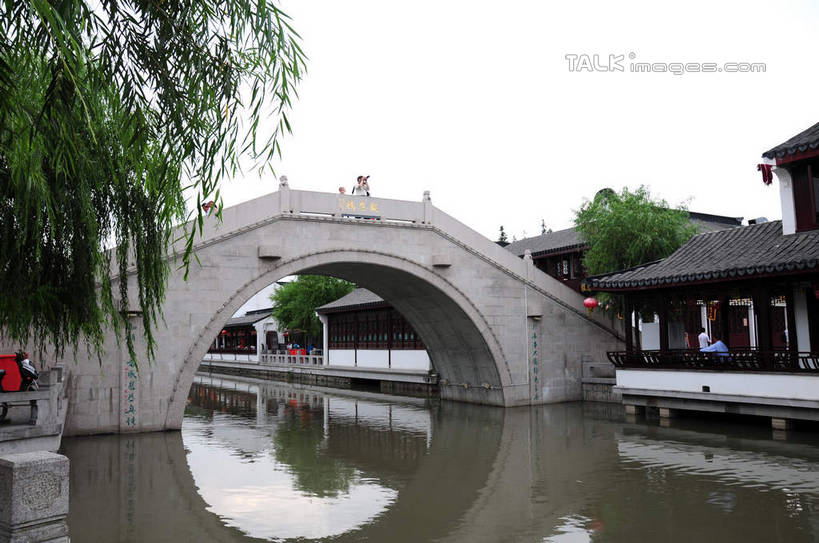 无人,家,横图,室外,白天,正面,旅游,度假,河流,石头,名胜古迹,水,植物,标志建筑,地标,建筑,上海,中国,亚洲,波纹,遗迹,石子,房屋,屋子,河水,水流,桥,涟漪,古迹,文物,娱乐,建设,古建筑,石桥,楼房,拱桥,住宅,栈桥,树,树木,绿色,倒影,水纹,天空,自然,波浪,天,享受,休闲,旅游胜地,放松,拱形,生长,成长,人行桥,石拱桥,申,倒映,古文明,东亚,闵行区,上海市,浦江镇,召稼楼,中华人民共和国,沪,华东地区,水晕,反照,石块,彩图,房子,shsgf1