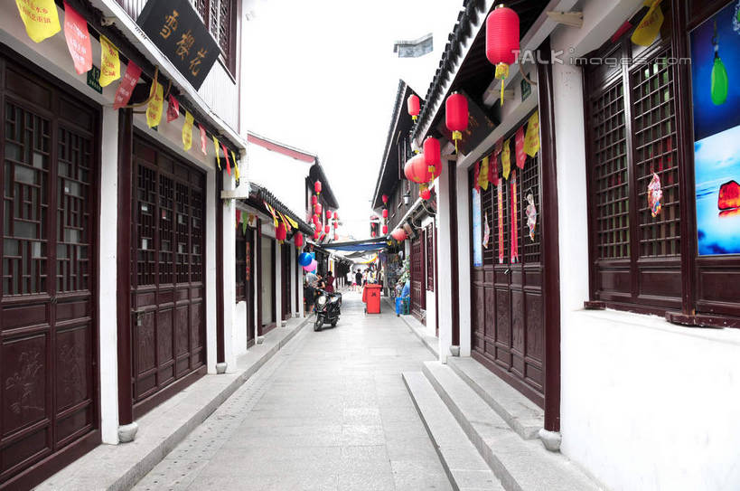 无人,家,横图,室外,白天,正面,旅游,度假,名胜古迹,标志建筑,地标,建筑,照明,上海,中国,亚洲,吊挂,悬挂,遗迹,灯笼,纸灯笼,房屋,墙,屋子,挂,古迹,文物,娱乐,建设,古建筑,楼房,墙壁,墙面,住宅,天空,灯具,天,享受,休闲,旅游胜地,放松,照亮,申,照明设备,古文明,东亚,闵行区,上海市,浦江镇,召稼楼,中华人民共和国,沪,华东地区,彩图,房子,shsgf1