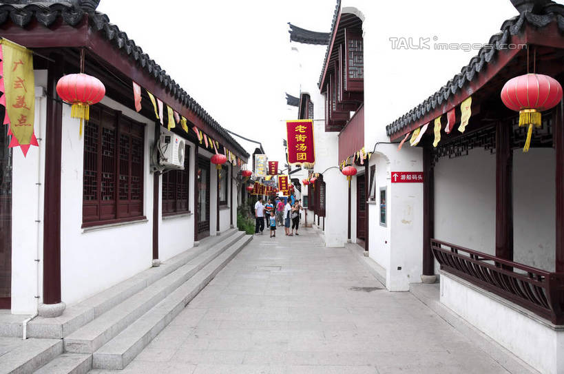 无人,家,横图,室外,白天,正面,旅游,度假,名胜古迹,标志建筑,地标,建筑,照明,上海,中国,亚洲,吊挂,悬挂,遗迹,标志,灯笼,文字,纸灯笼,字符,房屋,墙,屋子,挂,古迹,文物,娱乐,标识,建设,古建筑,楼房,墙壁,墙面,住宅,天空,灯具,天,享受,休闲,汉字,旅游胜地,放松,照亮,申,照明设备,中文,古文明,东亚,闵行区,上海市,浦江镇,召稼楼,中华人民共和国,沪,华东地区,国文,华文,彩图,房子,shsgf1