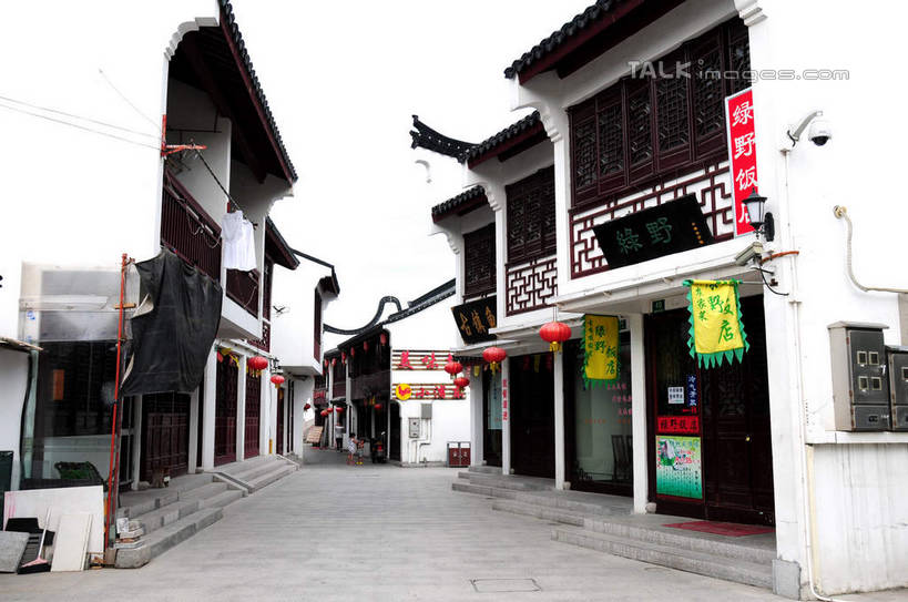 无人,家,横图,室外,白天,仰视,旅游,度假,名胜古迹,标志建筑,地标,建筑,照明,上海,中国,亚洲,吊挂,悬挂,遗迹,标志,灯笼,文字,纸灯笼,字符,房屋,屋子,挂,古迹,文物,娱乐,标识,建设,古建筑,楼房,住宅,天空,灯具,天,享受,休闲,汉字,旅游胜地,放松,照亮,申,照明设备,中文,古文明,东亚,闵行区,上海市,浦江镇,召稼楼,中华人民共和国,沪,华东地区,国文,华文,彩图,低角度拍摄,房子,shsgf1