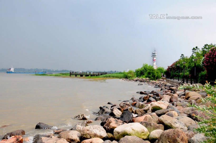 无人,公园,横图,室外,白天,正面,旅游,度假,草地,草坪,河流,石头,美景,水,植物,轮船,船,上海,中国,亚洲,阴影,波纹,盛开,光线,石子,影子,河水,景观,水流,涟漪,花蕾,娱乐,草,花,花瓣,花朵,鲜花,树,树木,蓝色,绿色,倒影,蓝天,水纹,天空,阳光,自然,交通工具,波浪,天,花苞,花蕊,享受,休闲,景色,放松,生长,晴朗,成长,申,倒映,自然风光,载具,宝山区,东亚,上海市,炮台湾湿地森林公园,万里无云,中华人民共和国,沪,华东地区,水晕,反照,石块,岩石,晴空,晴空万里,彩图,吴淞炮台湾湿地森林公园,shsgf1