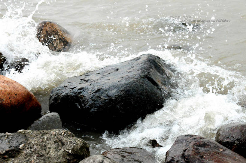 无人,公园,横图,俯视,室外,白天,旅游,度假,河流,石头,美景,水,上海,中国,亚洲,阴影,飞溅,溅,光线,石子,液体,影子,河水,景观,水滴,水流,娱乐,水珠,阳光,自然,享受,休闲,景色,放松,申,喷洒,自然风光,宝山区,东亚,上海市,炮台湾湿地森林公园,中华人民共和国,沪,华东地区,石块,岩石,彩图,高角度拍摄,吴淞炮台湾湿地森林公园,shsgf1