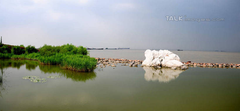 无人,公园,横图,室外,白天,正面,旅游,度假,草地,草坪,河流,石头,美景,水,植物,上海,中国,亚洲,阴影,波纹,光线,石子,影子,河水,景观,水流,云,云朵,涟漪,云彩,娱乐,草,蓝色,绿色,白云,倒影,蓝天,水纹,天空,阳光,自然,波浪,天,享受,休闲,景色,放松,晴朗,申,倒映,自然风光,宝山区,东亚,上海市,炮台湾湿地森林公园,中华人民共和国,沪,华东地区,水晕,反照,石块,岩石,晴空,彩图,吴淞炮台湾湿地森林公园,shsgf1