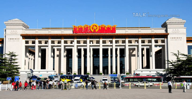 东方人,博物馆,走,横图,室外,白天,正面,旅游,度假,美景,植物,城市风光,标志建筑,城市,建筑,北京,天安门广场,中国,亚洲,行人,游客,游人,阴影,服装,研究,光线,影子,景观,首都,许多人,教育,休闲装,黄种人,娱乐,建设,路人,旅客,树,树木,衣服,蓝色,绿色,蓝天,天空,阳光,自然,天,一群人,享受,休闲,休闲服,景色,放松,服饰,生长,晴朗,成长,展览,欣赏,陈列,东亚,万里无云,中华人民共和国,东城区,北京市,京,北平,华北地区,中国国家博物馆,典藏,过客,男人,男性,年轻男性,年轻女性,女人,女性,亚洲人,晴空,晴空万里,步行,散步,走路,彩图,全身,中国革命博物馆,shsgf1