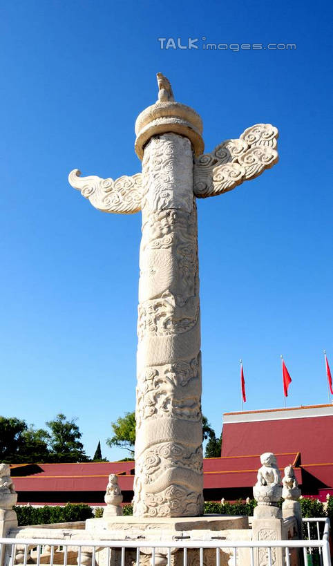 无人,天安门,竖图,室外,白天,仰视,旅游,度假,名胜古迹,植物,标志建筑,地标,建筑,旗帜,国旗,雕塑,北京,天安门广场,中国,亚洲,阴影,遗迹,艺术,装饰,光线,雕刻,雕像,影子,首都,古迹,文物,娱乐,建设,古建筑,石雕,五星红旗,树,树木,蓝色,绿色,蓝天,天空,阳光,自然,工艺品,天,享受,休闲,旅游胜地,放松,生长,晴朗,成长,纪念,美术,主题,陈列,中国国旗,古文明,东亚,万里无云,中华人民共和国,东城区,北京市,京,北平,华北地区,功能,美学,天安门城楼,旗,晴空,晴空万里,彩图,低角度拍摄,红地五星旗,中华人民共和国国旗,承天门,shsgf1