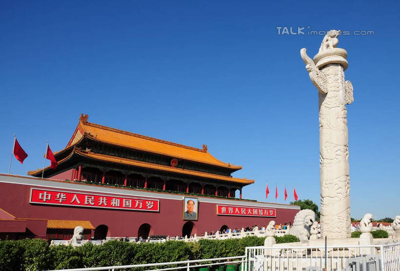 无人,天安门,横图,室外,白天,仰视,旅游,度假,名胜古迹,植物,标志建筑,地标,建筑,旗帜,国旗,雕塑,北京,天安门广场,中国,亚洲,阴影,遗迹,艺术,装饰,光线,雕刻,雕像,影子,首都,古迹,文物,娱乐,建设,古建筑,石雕,五星红旗,树,树木,蓝色,绿色,蓝天,天空,阳光,自然,工艺品,天,享受,休闲,旅游胜地,放松,生长,晴朗,成长,纪念,美术,主题,陈列,中国国旗,古文明,东亚,万里无云,中华人民共和国,东城区,北京市,京,北平,华北地区,功能,美学,天安门城楼,旗,晴空,晴空万里,彩图,低角度拍摄,红地五星旗,中华人民共和国国旗,承天门,shsgf1