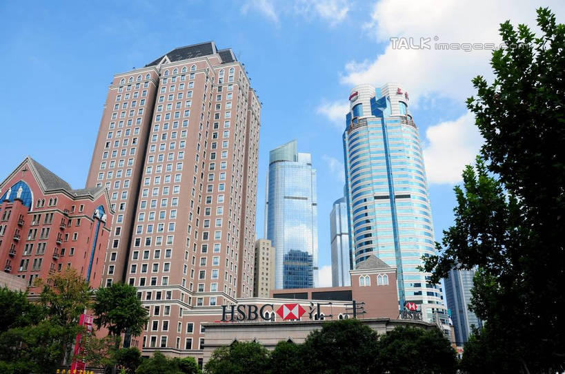 无人,高楼大厦,横图,室外,白天,仰视,度假,美景,植物,城市风光,标志建筑,城市,大厦,地标,建筑,摩天大楼,上海,中国,亚洲,阴影,光线,英文,标志,文字,影子,字符,字母,景观,云,云朵,云彩,娱乐,标识,建设,树,树木,蓝色,绿色,白云,蓝天,天空,阳光,自然,天,享受,休闲,景色,放松,港汇广场,徐家汇,生长,晴朗,成长,英文字母,申,东亚,徐汇区,上海市,中华人民共和国,沪,华东地区,虹桥路,晴空,彩图,低角度拍摄,大楼,高层建筑,高楼,摩天楼,港汇恒隆广场,shsgf1