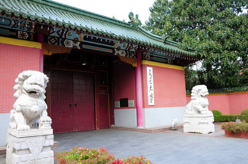 无人,横图,室外,白天,正面,旅游,度假,名胜古迹,植物,标志建筑,地标,建筑,哺乳动物,野生动物,狮子,雕塑,上海,中国,亚洲,辟邪,遗迹,艺术,装饰,标志,雕刻,雕像,文字,字符,古迹,文化,文物,娱乐,标识,建设,古建筑,石雕,树,树木,绿色,自然,动物,工艺品,石狮,祈祷,享受,休闲,健康,汉字,旅游胜地,放松,许愿,生长,成长,纪念,祈求,美术,申,中文,主题,凶猛,陈列,古文明,东亚,徐汇区,上海市,华山路,中华人民共和国,沪,华东地区,交通大学,功能,美学,驱邪,祛邪,避邪,国文,华文,守护神,残暴,平安,凶残,彩图,交大,上海交大,上海交通大学,上海交通大学徐汇校区,shsgf1