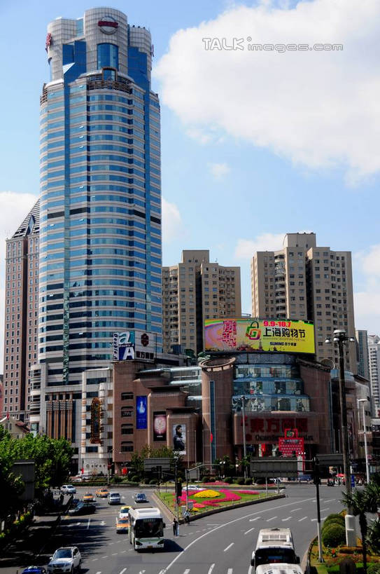 无人,高楼大厦,竖图,俯视,航拍,室外,白天,度假,美景,植物,城市风光,标志建筑,城市,大厦,道路,地标,建筑,路,摩天大楼,公路,公共汽车,上海,中国,亚洲,阴影,光线,影子,景观,云,云朵,分界线,巴士,停车线,公交车,交通,云彩,娱乐,建设,车,树,树木,蓝色,绿色,白云,蓝天,天空,阳光,自然,交通工具,天,享受,休闲,景色,放松,港汇广场,徐家汇,生长,晴朗,成长,车行道,车行道分界线,申,鸟瞰,载具,标线,东亚,车行线,徐汇区,上海市,美罗城,中华人民共和国,沪,华东地区,虹桥路,美罗大厦,晴空,马路,彩图,高角度拍摄,大楼,高层建筑,高楼,摩天楼,港汇恒隆广场,肇嘉浜路,shsgf1