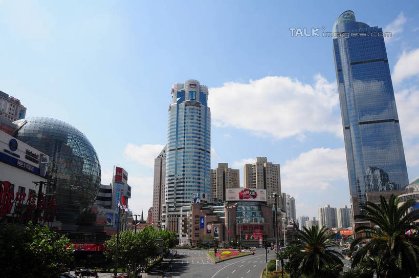 无人,高楼大厦,横图,室外,白天,仰视,度假,美景,植物,城市风光,标志建筑,城市,大厦,道路,地标,建筑,路,摩天大楼,公路,上海,中国,亚洲,阴影,光线,影子,景观,云,云朵,分界线,停车线,交通,云彩,娱乐,建设,树,树木,蓝色,绿色,白云,蓝天,天空,阳光,自然,天,享受,休闲,景色,放松,港汇广场,徐家汇,生长,晴朗,成长,车行道,车行道分界线,申,标线,东亚,车行线,徐汇区,上海市,美罗城,中华人民共和国,沪,华东地区,虹桥路,美罗大厦,晴空,马路,彩图,低角度拍摄,大楼,高层建筑,高楼,摩天楼,港汇恒隆广场,肇嘉浜路,shsgf1