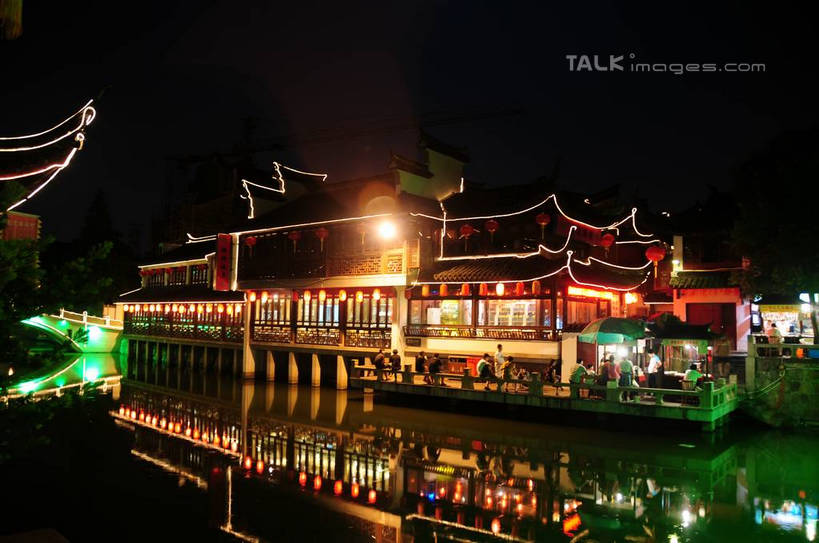 无人,横图,室外,夜晚,正面,旅游,度假,河流,石头,名胜古迹,水,标志建筑,地标,建筑,照明,上海,中国,亚洲,阴影,遗迹,光线,灯笼,石子,影子,纸灯笼,河水,水流,桥,灯光,古迹,文物,娱乐,建设,古建筑,石桥,拱桥,栈桥,古镇,倒影,灯具,享受,休闲,旅游胜地,放松,拱形,人行桥,石拱桥,照亮,申,倒映,照明设备,古文明,东亚,七宝镇,闵行区,上海市,中华人民共和国,沪,华东地区,七宝,反照,七宝古镇,石块,彩图,shsgf1