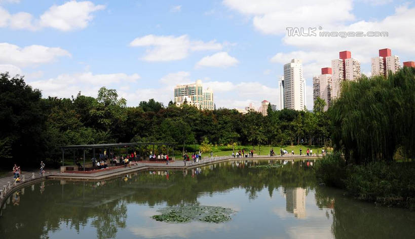 东方人,高楼大厦,走,横图,室外,白天,正面,度假,草地,草坪,河流,美景,水,植物,城市风光,城市,大厦,建筑,摩天大楼,上海,中国,亚洲,行人,游客,游人,阴影,波纹,服装,光线,影子,河水,景观,水流,云,云朵,涟漪,许多人,云彩,休闲装,黄种人,娱乐,建设,路人,旅客,草,树,树木,衣服,蓝色,绿色,白云,倒影,蓝天,水纹,天空,阳光,自然,波浪,天,一群人,享受,休闲,休闲服,景色,放松,服饰,徐家汇,生长,晴朗,成长,申,倒映,东亚,徐汇区,徐家汇公园,上海市,中华人民共和国,沪,华东地区,水晕,反照,过客,男人,男性,年轻男性,年轻女性,女人,女性,亚洲人,晴空,步行,散步,走路,彩图,全身,大楼,高层建筑,高楼,摩天楼,shsgf1