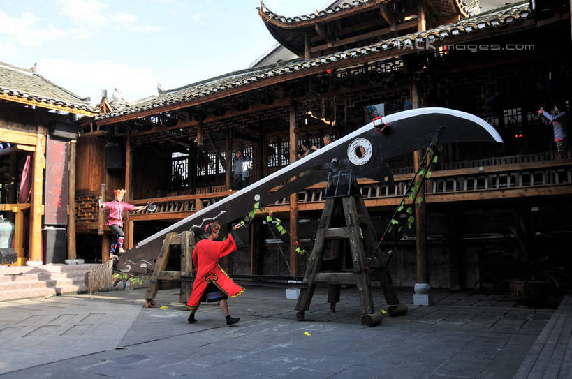 东方人,家,站,走,伸展双臂,攀登,横图,室外,白天,仰视,民族服装,旅游,度假,名胜古迹,楼梯,标志建筑,地标,建筑,中国,亚洲,表演,握,阴影,遗迹,光线,标志,工具,梯子,瓦片,文字,影子,字符,房屋,阶梯,屋顶,屋子,云,云朵,刀具,许多人,拿,云彩,顶棚,瓦,拿着,注视,黄种人,古迹,文物,娱乐,标识,建设,古建筑,楼房,少数民族,台阶,住宅,扮演,蓝色,白云,蓝天,天空,阳光,刀,天,观察,看,站着,一群人,享受,休闲,爬,汉字,旅游胜地,放松,握着,建造,晴朗,观看,上升,察看,演出,关注,中文,斧头,古文明,东亚,人字梯,屋瓦,湖南,湘西,湖南省,苗族,首府,中华人民共和国,登高,国文,华文,斧子,华中地区,湘,湘西州,湘西土家族苗族自治州,德夯,吉首,吉首市,男人,男性,女人,女性,中年男性,中年女性,亚洲人,晴空,步行,敞开双臂,攀爬,散步,伸开双臂,展开双肩,站立,张开手臂,张开双臂,走路,彩图,低角度拍摄,全身,传统服装,民俗服,房子,shsgf1