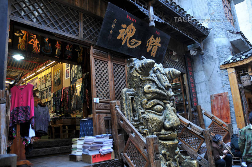 无人,商店,栏杆,横图,室外,白天,仰视,购物,度假,消费,美景,楼梯,城市风光,城市,书籍,雕塑,中国,亚洲,一堆,许多,阴影,堆叠,堆积,朦胧,模糊,艺术,装饰,光线,凤凰,标志,雕刻,雕像,扶手,文字,影子,字符,阶梯,景观,娱乐,标识,护栏,台阶,阳光,工艺品,享受,休闲,汉字,景色,放松,金融,纪念,堆,美术,服装店,中文,主题,陈列,选购,贸易,东亚,服饰店,湖南,湖南省,凤凰古城,中华人民共和国,功能,美学,血拼,国文,华文,华中地区,湘,凤凰县,书,图书,彩图,低角度拍摄,shsgf1