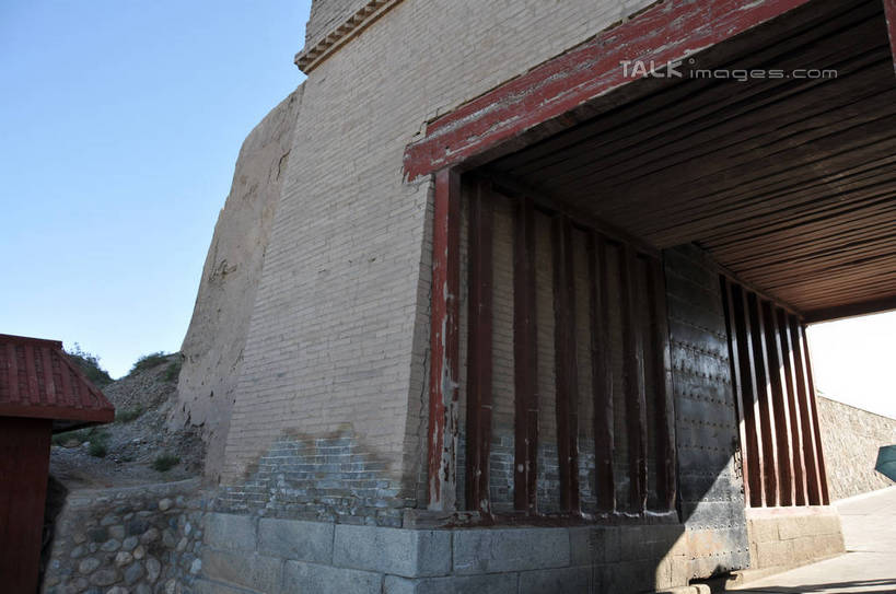 无人,横图,室外,白天,仰视,旅游,度假,石头,名胜古迹,门,标志建筑,地标,建筑,中国,亚洲,一排,阴影,遗迹,整齐,光线,石子,影子,墙,古迹,文物,娱乐,建设,古建筑,墙壁,墙面,排列,蓝色,蓝天,天空,阳光,门框,天,享受,休闲,旅游胜地,放松,晴朗,队列,古文明,东亚,甘肃,甘肃省,嘉峪关,万里无云,中华人民共和国,西北地区,甘,嘉峪关市,石块,岩石,晴空,晴空万里,彩图,低角度拍摄,shsgf1