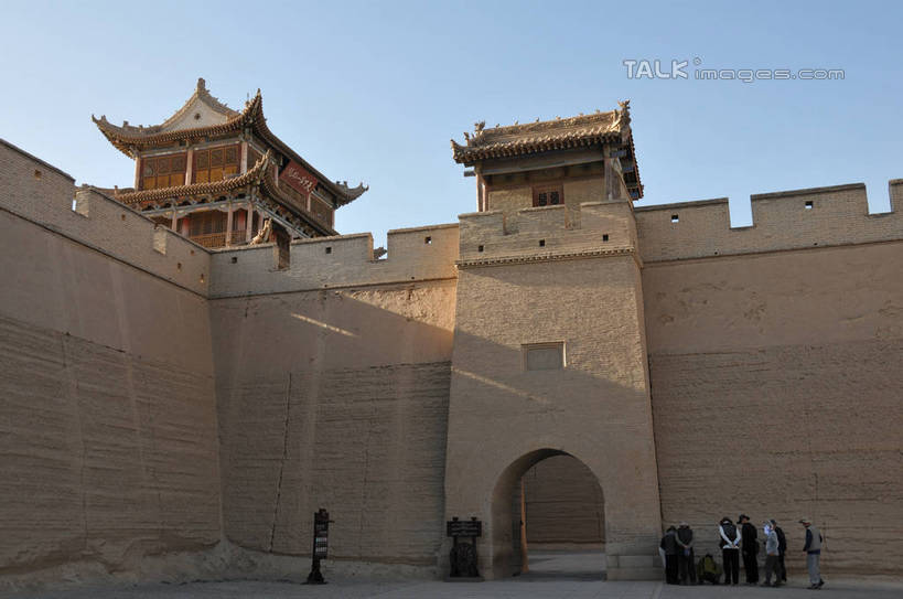 东方人,站,走,横图,室外,白天,仰视,旅游,度假,石头,名胜古迹,标志建筑,地标,建筑,帽子,中国,亚洲,行人,游客,游人,阴影,服装,朦胧,模糊,遗迹,光线,石子,瓦片,影子,墙,屋顶,许多人,顶棚,瓦,注视,休闲装,黄种人,古迹,文物,娱乐,建设,运动帽,城墙,古建筑,路人,旅客,墙壁,墙面,衣服,蓝色,蓝天,天空,阳光,天,观察,看,站着,一群人,享受,休闲,休闲服,鸭舌帽,旅游胜地,放松,建造,服饰,晴朗,观看,察看,关注,古文明,东亚,屋瓦,甘肃,甘肃省,嘉峪关,万里无云,中华人民共和国,西北地区,甘,嘉峪关市,过客,瓮城,男人,男性,女人,女性,中年男性,中年女性,亚洲人,石块,岩石,晴空,晴空万里,步行,散步,站立,走路,彩图,低角度拍摄,全身,shsgf1