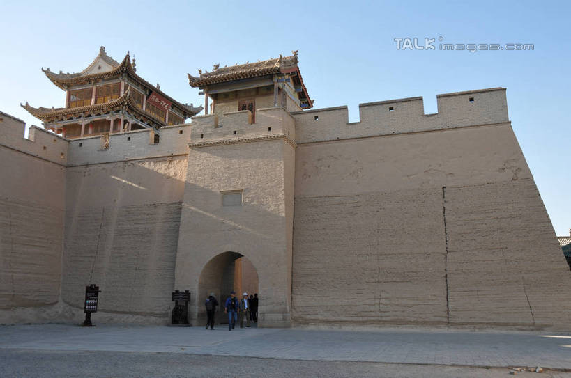 东方人,站,走,横图,室外,白天,仰视,旅游,度假,石头,名胜古迹,标志建筑,地标,建筑,帽子,中国,亚洲,行人,游客,游人,阴影,服装,朦胧,模糊,遗迹,光线,伞,石子,瓦片,影子,雨伞,墙,屋顶,许多人,顶棚,瓦,注视,休闲装,黄种人,古迹,文物,娱乐,阳伞,建设,运动帽,城墙,古建筑,路人,旅客,墙壁,墙面,一个,衣服,蓝色,蓝天,天空,阳光,天,观察,看,站着,一群人,享受,休闲,休闲服,鸭舌帽,旅游胜地,放松,建造,服饰,晴朗,单个,观看,察看,关注,古文明,东亚,屋瓦,甘肃,甘肃省,嘉峪关,万里无云,中华人民共和国,西北地区,甘,嘉峪关市,过客,瓮城,男人,男性,女人,女性,中年男性,中年女性,亚洲人,石块,岩石,晴空,晴空万里,步行,散步,站立,走路,半身,彩图,低角度拍摄,shsgf1