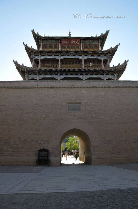 东方人,两个人,夫妻,走,竖图,室外,白天,仰视,爱情,旅游,度假,石头,名胜古迹,标志建筑,地标,建筑,中国,亚洲,握,阴影,服装,朦胧,模糊,遗迹,光线,伞,石子,影子,雨伞,墙,拱门,浪漫,拿,拿着,注视,休闲装,黄种人,古迹,文物,娱乐,阳伞,建设,城墙,古建筑,墙壁,墙面,一个,衣服,蓝色,蓝天,天空,阳光,天,观察,看,享受,休闲,休闲服,旅游胜地,恩爱,放松,握着,恋人,服饰,晴朗,单个,观看,察看,关注,古文明,东亚,甘肃,甘肃省,嘉峪关,万里无云,中华人民共和国,西北地区,甘,嘉峪关市,瓮城,男人,男性,女人,女性,中年男性,中年女性,亚洲人,夫妇,情侣,石块,岩石,晴空,晴空万里,步行,散步,走路,彩图,低角度拍摄,全身,伴侣,shsgf1