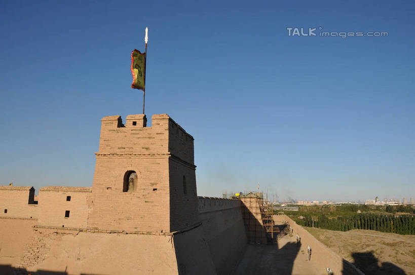 无人,横图,室外,白天,正面,旅游,度假,草地,草坪,名胜古迹,植物,标志建筑,地标,建筑,中国,亚洲,阴影,遗迹,光线,影子,墙,古迹,文物,娱乐,建设,城墙,古建筑,墙壁,墙面,草,树,树木,蓝色,绿色,蓝天,天空,阳光,自然,天,享受,休闲,旅游胜地,放松,生长,晴朗,成长,古文明,东亚,甘肃,甘肃省,嘉峪关,万里无云,中华人民共和国,西北地区,甘,嘉峪关市,晴空,晴空万里,彩图,shsgf1