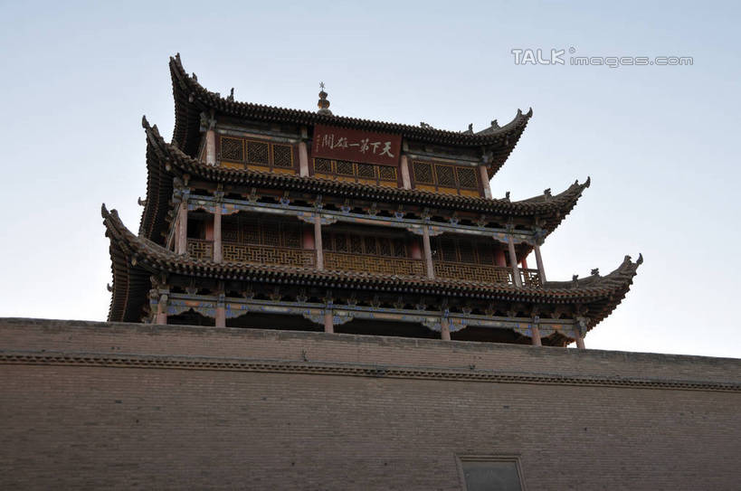 无人,横图,室外,白天,仰视,旅游,度假,名胜古迹,标志建筑,地标,建筑,中国,亚洲,阴影,遗迹,光线,影子,楼,墙,古迹,文物,娱乐,建设,城墙,古建筑,墙壁,墙面,蓝色,蓝天,天空,阳光,天,享受,休闲,旅游胜地,放松,晴朗,古文明,东亚,甘肃,甘肃省,嘉峪关,万里无云,中华人民共和国,西北地区,甘,嘉峪关市,瓮城,晴空,晴空万里,彩图,低角度拍摄,shsgf1