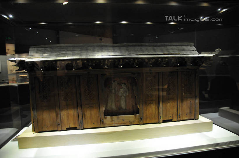 无人,博物馆,家,木屋,横图,室内,白天,正面,度假,美景,城市风光,城市,照明,中国,亚洲,一排,阴影,研究,整齐,并列,并排,光线,影子,景观,灯光,教育,娱乐,吊灯,住宅,灯,排列,灯具,享受,休闲,景色,放松,展览,照亮,照明设备,队列,欣赏,平行,陈列,东亚,甘肃,甘肃省,中华人民共和国,省会,西北地区,兰州,兰州市,甘,典藏,兰州市博物馆,彩图,茅舍,茅屋,棚屋,小木屋,小屋,shsgf1