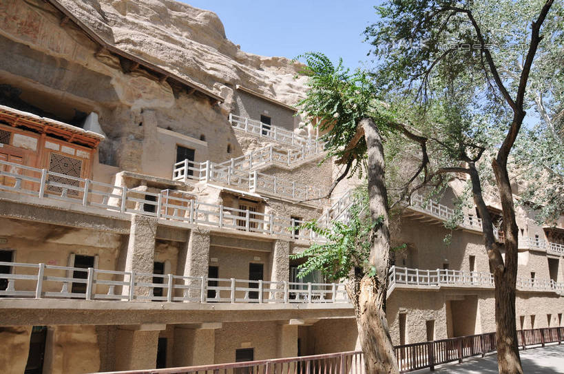 无人,寺庙,栏杆,露台,横图,室外,白天,仰视,旅游,度假,名胜古迹,植物,阳台,标志建筑,地标,建筑,敦煌,中国,亚洲,阴影,节日,遗迹,光线,影子,围栏,古迹,文化,文物,娱乐,建设,古建筑,护栏,树,树木,蓝色,绿色,蓝天,天空,阳光,自然,庙宇,天,祈祷,享受,休闲,健康,旅游胜地,放松,许愿,宗教,佛教,信仰,生长,晴朗,成长,纪念,祈求,古文明,东亚,甘肃,甘肃省,莫高窟,万里无云,中华人民共和国,西北地区,甘,酒泉,酒泉市,释教,千佛洞,平安,晴空,晴空万里,彩图,低角度拍摄,露天阳台,庙,寺,shsgf1