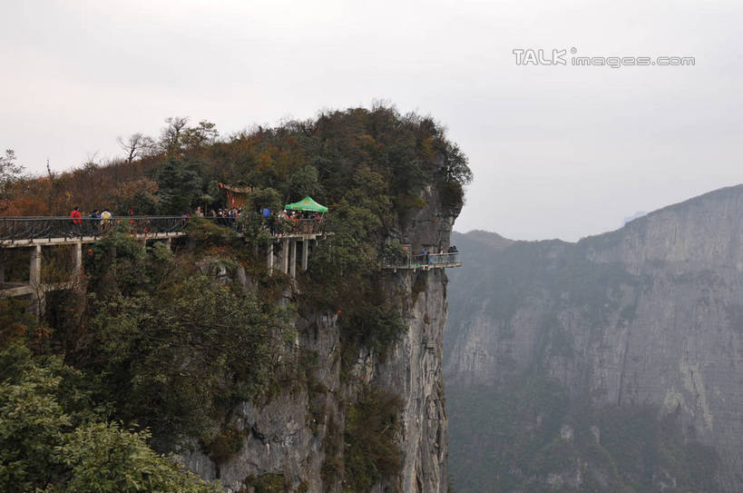 无人,栏杆,横图,室外,白天,正面,旅游,度假,石头,美景,森林,山,山脉,树林,植物,雾,张家界,中国,亚洲,阴影,朦胧,模糊,光线,石子,影子,景观,山顶,山峰,悬崖,云,云朵,围栏,山峦,云彩,娱乐,护栏,树,树木,蓝色,绿色,白云,蓝天,天空,阳光,自然,群山,天,享受,休闲,景色,放松,生长,晴朗,成长,迷雾,自然风光,东亚,沉积岩,湖南,湖南省,中华人民共和国,绝壁,华中地区,湘,张家界市,颠峰,极峰,水成岩,天门山,石块,岩石,大雾,晴空,彩图,shsgf1