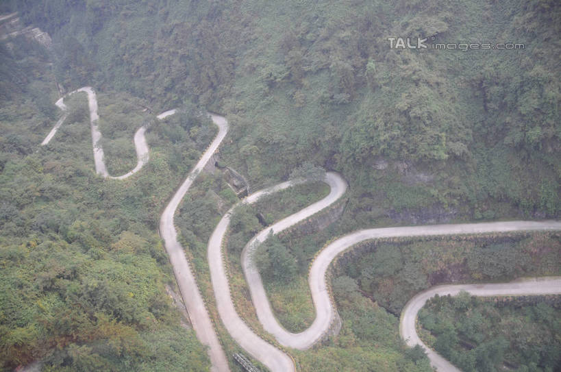 无人,横图,俯视,室外,白天,旅游,度假,石头,美景,森林,山,山脉,树林,植物,雾,道路,路,张家界,中国,亚洲,阴影,朦胧,模糊,曲折,弯曲,光线,石子,影子,景观,山峰,云,云朵,小路,交通,山峦,云彩,娱乐,树,树木,蓝色,绿色,白云,蓝天,天空,阳光,自然,群山,天,享受,休闲,景色,放松,蜿蜒,乡间小路,生长,晴朗,成长,迷雾,自然风光,东亚,沉积岩,湖南,湖南省,中华人民共和国,华中地区,湘,张家界市,水成岩,天门山,石块,岩石,大雾,晴空,彩图,高角度拍摄,shsgf1