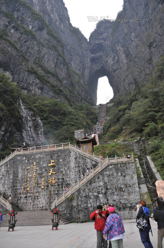 东方人,栏杆,站,竖图,室外,白天,仰视,旅游,度假,石头,美景,森林,山,山脉,树林,植物,雾,楼梯,张家界,中国,亚洲,阴影,服装,朦胧,模糊,光线,扶手,石子,影子,阶梯,墙,景观,山顶,山峰,悬崖,云,云朵,围栏,山峦,许多人,云彩,注视,休闲装,黄种人,娱乐,护栏,墙壁,墙面,台阶,树,树木,衣服,蓝色,绿色,白云,蓝天,天空,阳光,自然,群山,天,观察,看,站着,一群人,享受,休闲,休闲服,景色,放松,服饰,生长,晴朗,成长,观看,迷雾,察看,关注,自然风光,东亚,沉积岩,湖南,湖南省,中华人民共和国,绝壁,华中地区,湘,张家界市,颠峰,极峰,水成岩,天门山,男人,男性,年轻男性,年轻女性,女人,女性,亚洲人,石块,岩石,大雾,晴空,站立,半身,彩图,低角度拍摄,shsgf1