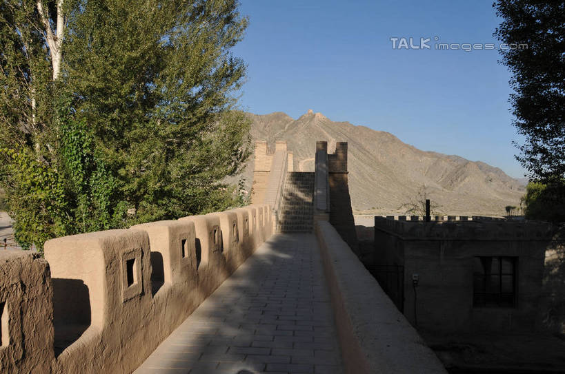 无人,横图,室外,白天,正面,旅游,度假,石头,名胜古迹,山,山脉,植物,门,标志建筑,地标,建筑,中国,亚洲,阴影,遗迹,光线,石子,影子,墙,屋顶,山峰,山峦,顶棚,古迹,文物,娱乐,建设,城墙,古建筑,墙壁,墙面,树,树木,蓝色,绿色,蓝天,天空,阳光,自然,门框,群山,天,享受,休闲,旅游胜地,放松,生长,晴朗,成长,古文明,东亚,甘肃,甘肃省,嘉峪关,万里无云,中华人民共和国,西北地区,甘,嘉峪关市,悬臂长城,瓮城,石块,岩石,晴空,晴空万里,彩图,shsgf1