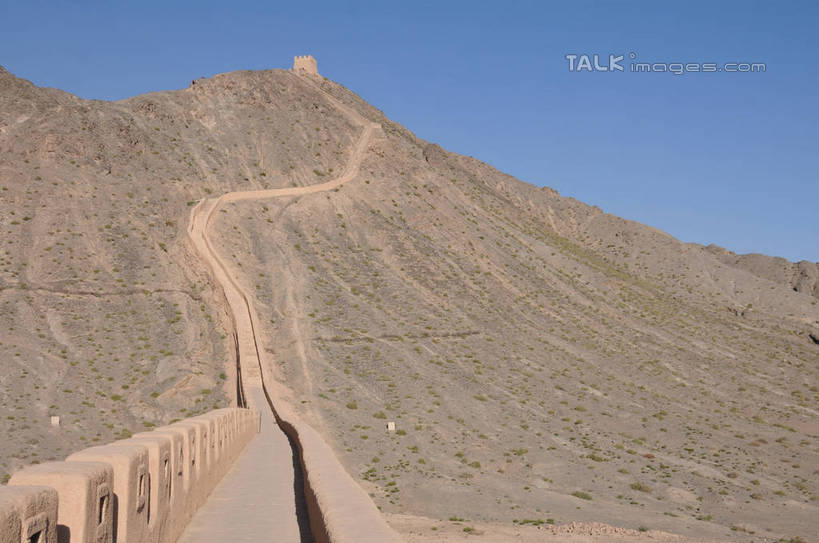 无人,横图,室外,白天,仰视,旅游,度假,石头,名胜古迹,山,山脉,标志建筑,地标,建筑,中国,亚洲,阴影,遗迹,光线,石子,影子,墙,山峰,山峦,古迹,文物,娱乐,建设,古建筑,墙壁,墙面,蓝色,蓝天,天空,阳光,群山,天,享受,休闲,旅游胜地,放松,晴朗,古文明,东亚,甘肃,甘肃省,嘉峪关,万里无云,中华人民共和国,西北地区,甘,嘉峪关市,悬臂长城,石块,岩石,晴空,晴空万里,彩图,低角度拍摄,shsgf1