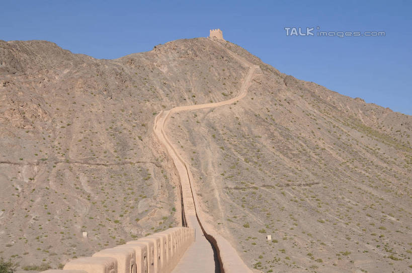 无人,横图,室外,白天,仰视,旅游,度假,石头,名胜古迹,山,山脉,标志建筑,地标,建筑,中国,亚洲,阴影,遗迹,光线,石子,影子,墙,山峰,山峦,古迹,文物,娱乐,建设,古建筑,墙壁,墙面,蓝色,蓝天,天空,阳光,群山,天,享受,休闲,旅游胜地,放松,晴朗,古文明,东亚,甘肃,甘肃省,嘉峪关,万里无云,中华人民共和国,西北地区,甘,嘉峪关市,悬臂长城,石块,岩石,晴空,晴空万里,彩图,低角度拍摄,shsgf1