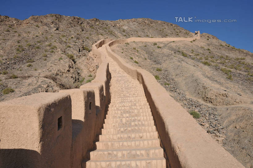 无人,横图,室外,白天,仰视,旅游,度假,石头,名胜古迹,山,山脉,楼梯,标志建筑,地标,建筑,中国,亚洲,阴影,遗迹,光线,石子,影子,阶梯,墙,山峰,山峦,古迹,文物,娱乐,建设,古建筑,墙壁,墙面,台阶,蓝色,蓝天,天空,阳光,群山,天,享受,休闲,旅游胜地,放松,晴朗,古文明,东亚,甘肃,甘肃省,嘉峪关,万里无云,中华人民共和国,西北地区,甘,嘉峪关市,悬臂长城,石块,岩石,晴空,晴空万里,彩图,低角度拍摄,shsgf1